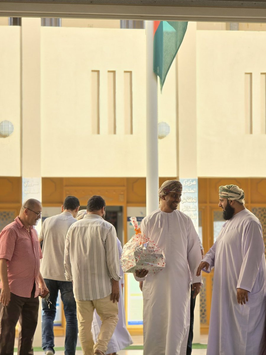 كرّمت إدارة المدرسة مشرفي التواصل الاجتماعي ، تقديرًا لجهودهم المتميزة في تعزيز التواصل بين البيت والمدرسة، وما كان لهم من أثر بالغ في التعاون مع المعلمين لرفع مستوى التحصيل الدراسي لدى الطلبة .
#تعليمية_شمال_الشرقية
#تعلم_مستدام
