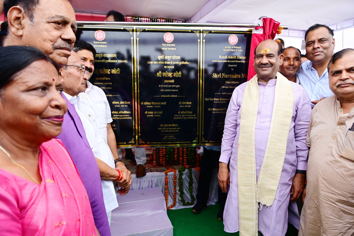 ombirlakota's tweet photo. संसदीय क्षेत्र बूंदी में आज माननीय प्रधानमंत्री श्री @narendramodi  जी द्वारा लोकार्पित बूंदी रेलवे स्टेशन आधुनिक विकास और सांस्कृतिक विरासत के अद्वितीय संगम का प्रतीक है। अमृत भारत स्टेशन योजना के अंतर्गत पुनर्विकसित यह स्टेशन न केवल एक सुविधायुक्त यात्री केंद्र है, बल्कि यह नए भारत की नई सोच, नई दृष्टि और प्रगति की तस्वीर भी प्रस्तुत करता है।
माननीय प्रधानमंत्री जी के नेतृत्व में आज देश में रेल नेटवर्क का तेजी से विस्तार हो रहा है और यात्रियों को विश्वस्तरीय सुविधाएं उपलब्ध कराई जा रही हैं। कोटा-बूंदी संसदीय क्षेत्र में भी प्रमुख रेलवे स्टेशनों के साथ उप-नगरीय स्टेशनों का तेजी से पुनर्विकास किया जा रहा है। नई रेल सेवाओं की शुरुआत से आमजन को बेहतर आवागमन की सुविधा मिली है।
मुझे विश्वास है कि आने वाले वर्षों में बेहतरीन रेल, रोड और एयर कनेक्टिविटी के साथ हमारा कोटा-बूंदी औद्योगिक और आर्थिक विकास के क्षेत्र में नई ऊंचाइयों को छुएगा।

@AshwiniVaishnaw 
@RailMinIndia 
#Bundi