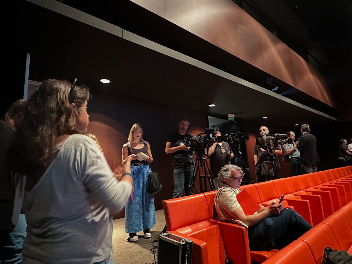 mPICASSOm's tweet photo. 📹📰Día de presentación de "Farah Atassi. Genius Loci" en @mPICASSOm. Todos los compañeros de los medios preparados para la rueda de prensa, que empieza en breve y contará con la presencia de la artista belga Farah Atassi.
#museo #picasso #málaga #ExposicionesMPM #FarahAtassi #FarahAtassiMPM