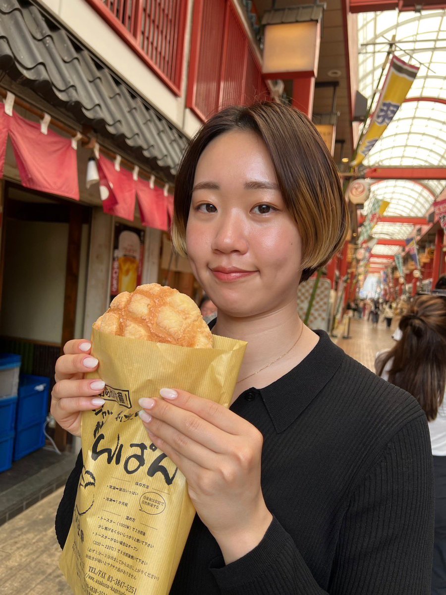 Saitama_AMG's tweet photo. 【MEDICS PHOTOBLOG 📸】

🌟担当：#椎名真子

浅草で食べ歩きをしてきました！
大好きなメロンパンはふわふわですごく
美味しくていくらでも食べれそうでした笑

#埼玉上尾メディックス
#大同生命SVリーグ
#アイダ設計 #武蔵野銀行 https://t.co/2IvZbNgHpx