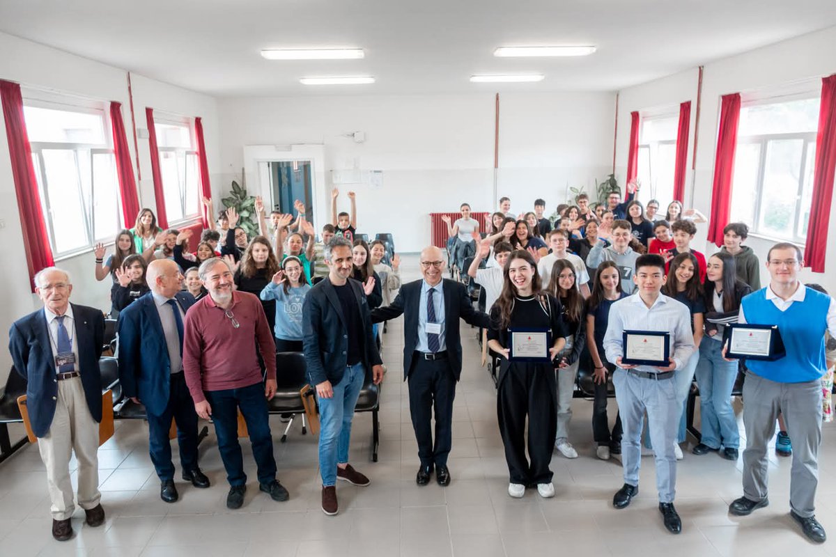 premiopost's tweet photo. Si rinnova anche in questa edizione la connessione tra Concorso Violinistico Internazionale Andrea Postacchini e le scuole di Fermo e Porto San Giorgio. Una delegazione guidata da Paolo Strappa, composta da violinisti e dal liutaio Daichi Sakamoto ha incontrato gli studenti https://t.co/uqpAMtaD1Z