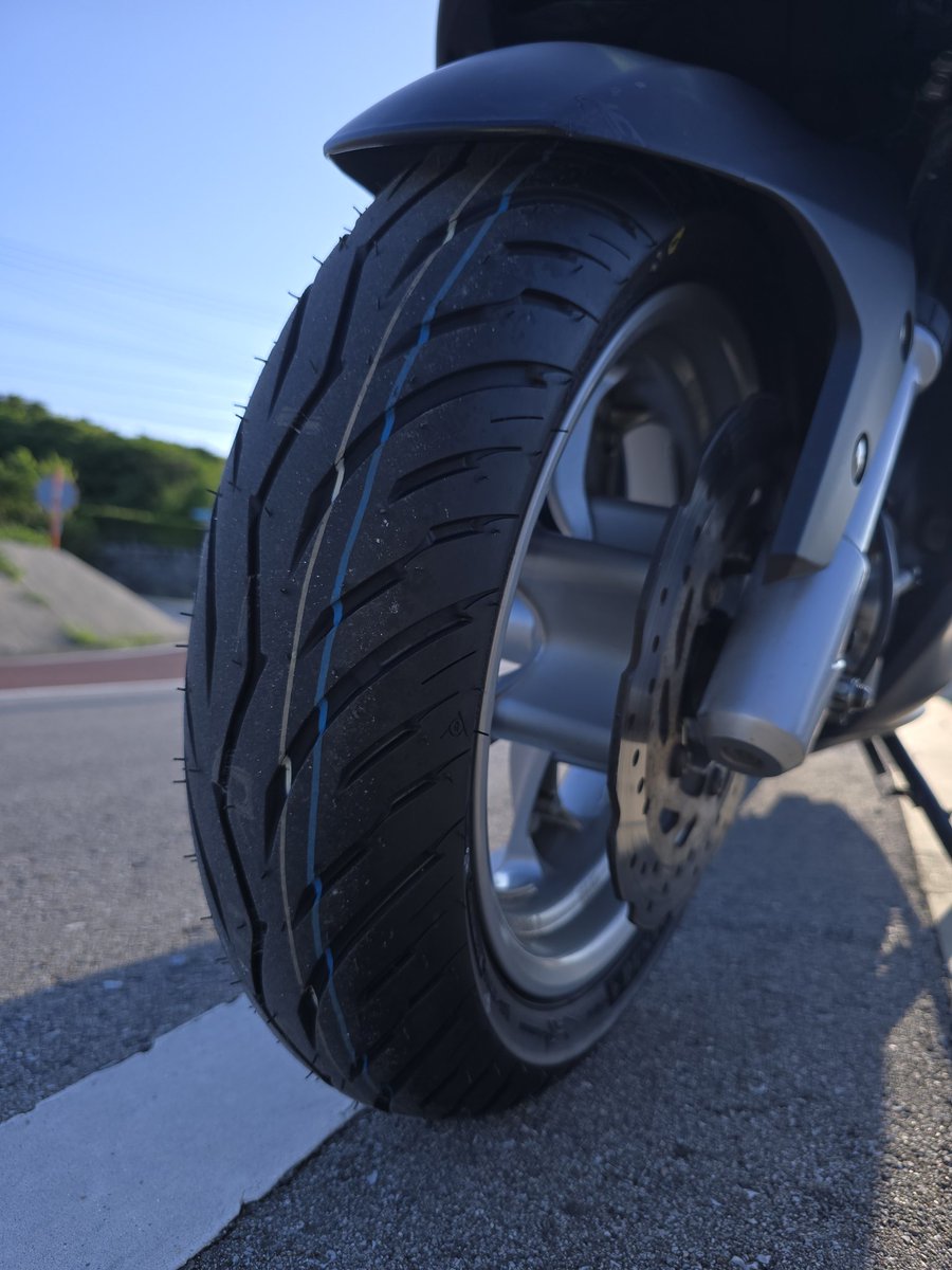 CB900HORNETo's tweet photo. 沖縄梅雨入り!🌧️
ウェットに強いタイヤに変更🫡
リア140から130になって乗りやすくなったぜい!
#マジェスティS #マジェスティ155
#DUNLOP #SCOOTSMART2 https://t.co/yF8stKaUFT