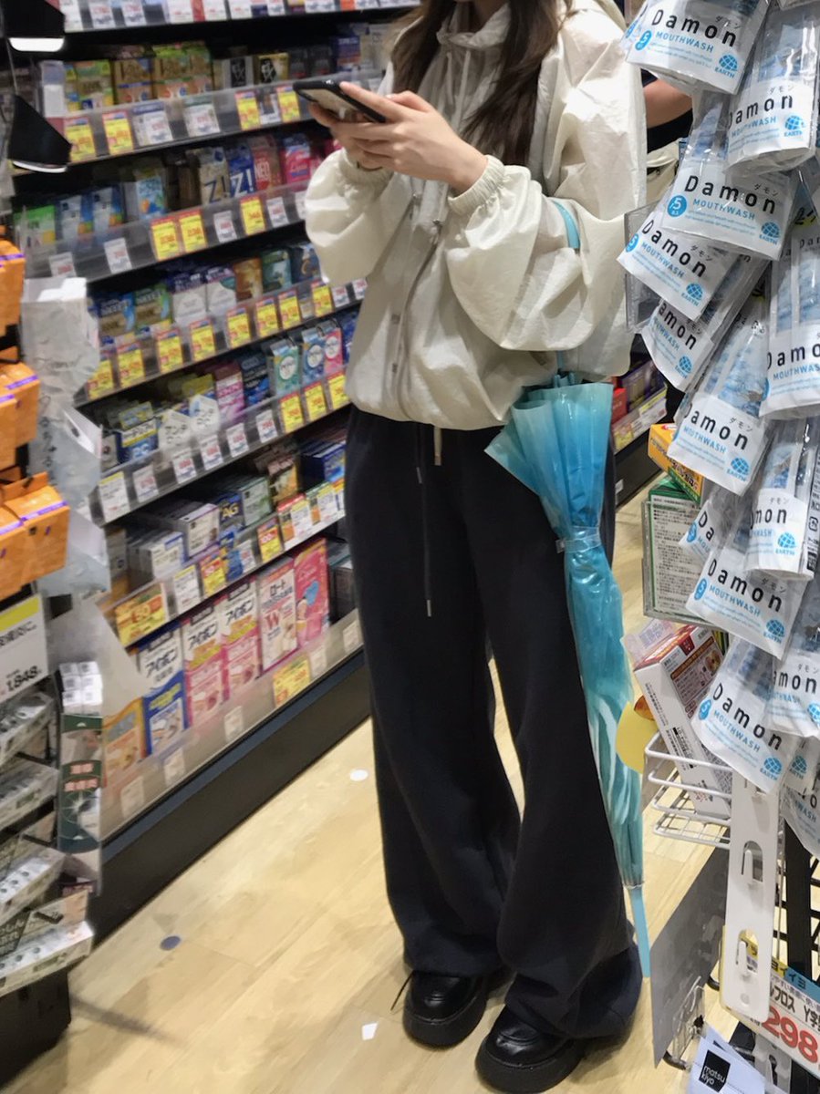 바람막이 정보
musinsa.com/curator/goods/…
(링크를 통해 구매가 발생할 일정 수수료를 제공 받음)

엄청 가볍고 얇은데 생각보다 보온성도 좋아서 요즘 날씨에 맨날 입고다녀요
좋아하는 인플루언서 분이 착용하셔서 구매했는데 진짜 짱 이쁨... 
목에 있는 끈을 리본으로 묶으면 완전 기요미 됨