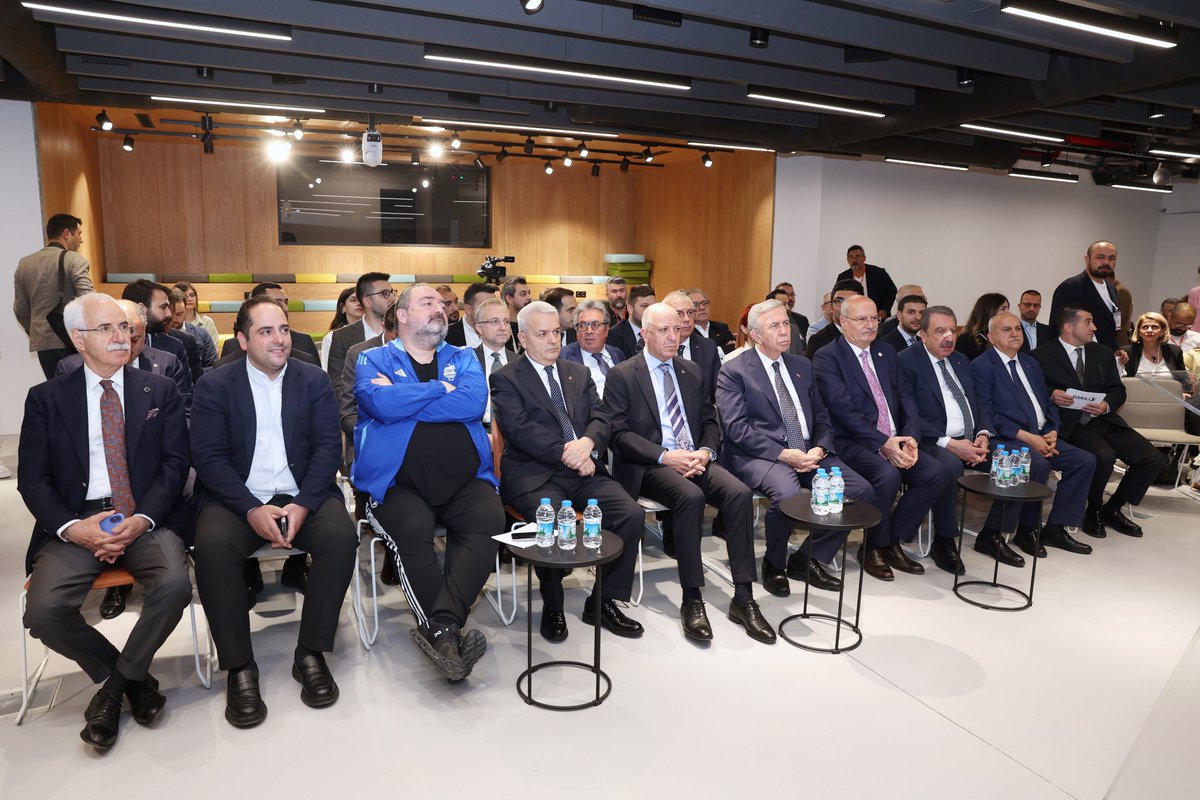 ATOkurumsal's tweet photo. Ankara Ticaret Odası Yönetim Kurulu Başkanı @GurselBaran, ATO, ASO, ATB ve TOBB ETÜ’nün iş birliği, KOSGEB’in desteği ve TOBB Ankara Genç Girişimciler Kurulu’nun koordinasyonuyla hayata geçen Garaj-X TEKMER’in ev sahipliğinde, Gen Türkiye ve Habitat Derneği’nin katkılarıyla gerçekleşen “Open House Meeting Ankara” etkinliğine katılarak bir konuşma gerçekleştirdi.

ATO Yönetim Kurulu Başkan Yardımcıları Temel Aktay ve Halil İbrahim Yılmaz ile Yönetim Kurulu Üyesi Adem Ali Yılmaz’ın da katıldığı programda Ankara Büyükşehir Belediye Başkanı Mansur Yavaş, TOBB ETÜ Rektörü Prof. Dr. Yusuf Sarınay, ASO Başkanı Seyit Ardıç, ATB Başkanı Faik Yavuz, OSTİM OSB Başkanı Orhan Aydın, OSTİM OSB Başkan Yardımcısı Sıtkı Öztuna, Gen Türkiye Başkanı Nevzat Aydın, Habitat Derneği Başkan Yardımcısı Bora Caldu, TOBB Ankara Genç Girişimciler Kurulu Başkanı Hakan Tarhan ve Kurul Üyeleri yer aldı.

@TOBBiletisim @ASOKurumsal @ankaratb06 @tobbetum @tobbankaraggk @garajxco @Kosgeb @ankarabbld @ostimosb @GENTurkiye @habitatdernegi  

@temelaktay @halilibrahimy_ @ademaliyilmaz @hakan_tarhan @mansuryavas06 @ysarinay @seyit_ardic @zagortenay @boracaldu @suleymanekinci4