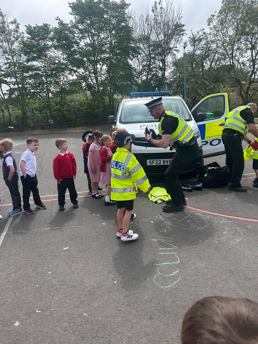 Police Scotland Kirkcaldy (@psoskirkcaldy) on Twitter photo PC Willison popped into Fair Isle Primary School to deliver ‘what we do’ engagement with young learners ☺️
<a href="/FairIslePS/">Fair Isle Primary School</a> PC Willison popped into Fair Isle Primary School to deliver ‘what we do’ engagement with young learners ☺️
<a href="/FairIslePS/">Fair Isle Primary School</a>