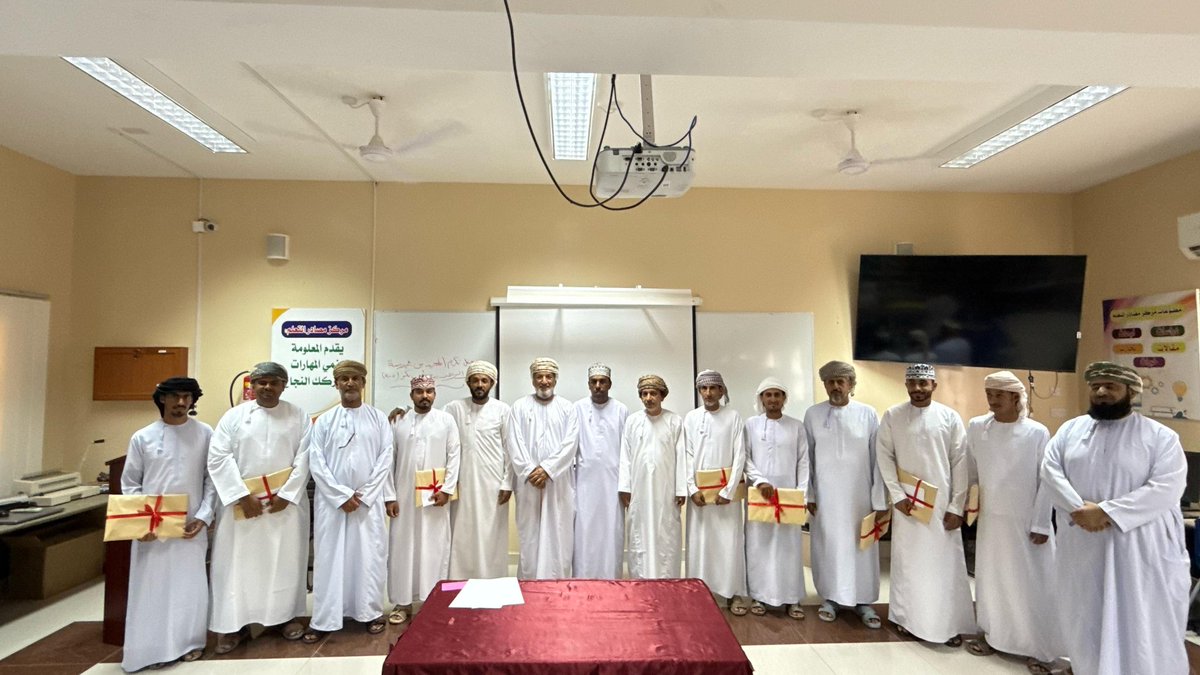 في لفتة تقديرية لجهودهم اليومية، كرّمت إدارة المدرسة سائقي الحافلات ، عرفانًا بدورهم في ضمان سلامة الطلاب وانتظامهم، وحرصهم على أداء مهامهم بكل التزام وانضباط. وقد جاء هذا التكريم تأكيدًا على أهمية كل فرد يسهم في دعم العملية التعليمية ونجاحها.
#تعليمية_شمال_الشرقية
#تعلم_مستدام