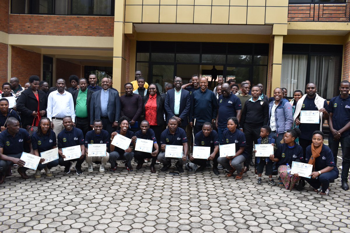 Nyabihu District (@nyabihudistrict) on Twitter photo Habaye igikorwa cyo gutanga impamyabumenyi ku bafashamyumvire b'urubyiruko bafasha mu ishyirwamubikorwa ry'umushinga Youth for youth, ugamije gufasha urubyiruko rukora ubucuruzi kwiteza imbere, bo muri <a href="/RutsiroDistrict/">Rutsiro District</a> na #Nyabihu, ku bufatanye na <a href="/CaritasNyundo/">Caritas Nyundo/Gisenyi</a> na <a href="/CrsRwanda/">CRS Rwanda</a>. Habaye igikorwa cyo gutanga impamyabumenyi ku bafashamyumvire b'urubyiruko bafasha mu ishyirwamubikorwa ry'umushinga Youth for youth, ugamije gufasha urubyiruko rukora ubucuruzi kwiteza imbere, bo muri <a href="/RutsiroDistrict/">Rutsiro District</a> na #Nyabihu, ku bufatanye na <a href="/CaritasNyundo/">Caritas Nyundo/Gisenyi</a> na <a href="/CrsRwanda/">CRS Rwanda</a>.