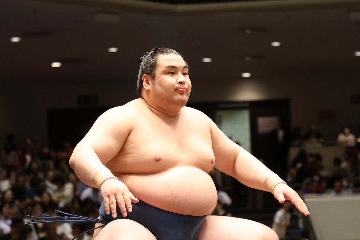 十二日目の様子＞ 幕内取組 金峰山（8勝4敗）突き出し 翔猿（6勝6敗
