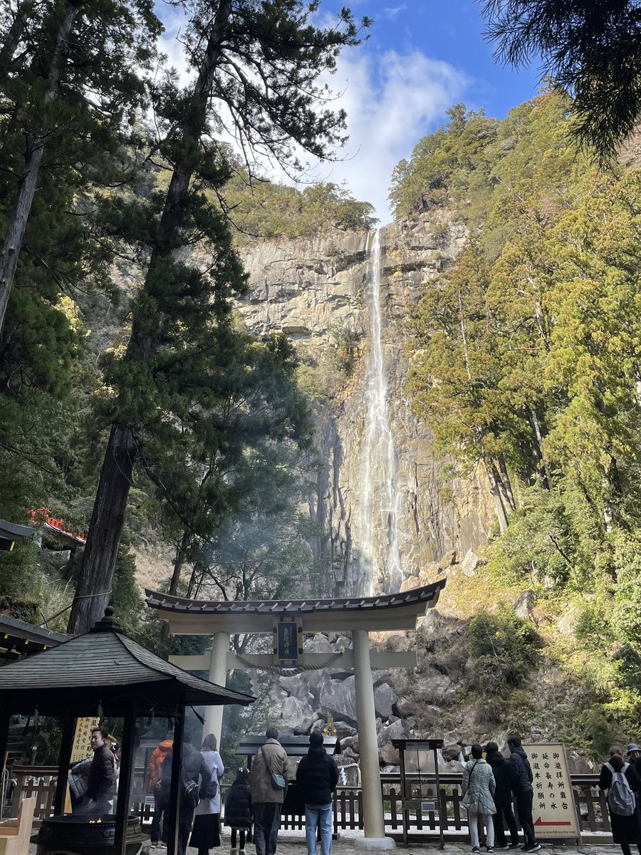 kei_travel107's tweet image. 📍那智の滝/和歌山県那智勝浦町

日本一の名爆を訪れた。
落差133mの滝から毎秒約1トンの水量が落下していると聞いて驚いた。その落差が日本一らしい。
滝周辺には神々が祀られていて、神聖な雰囲気に圧倒されました😌

#旅行
#旅行好きと繋がりたい