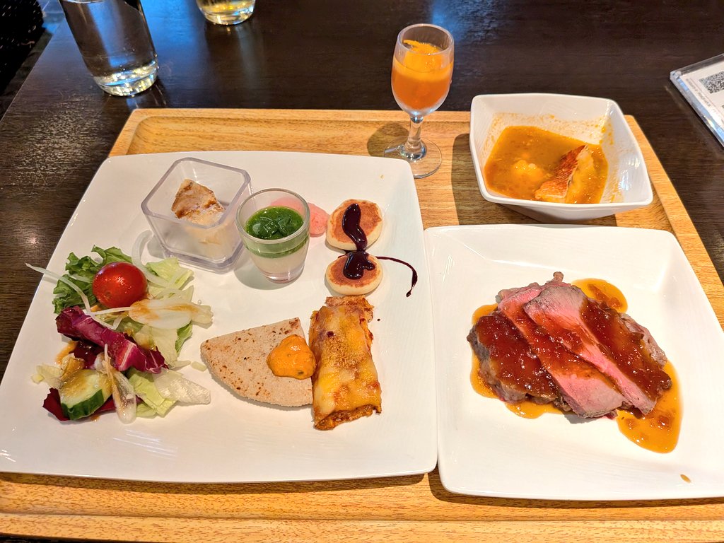 NC29Gojs3TKTuxM's tweet image. 品川プリンスホテル　HAPUNA
ランチブッフェ
写真の他にラーメンやもつ鍋
頂きました✨️お寿司、お肉と
メニューが豊富❗️カレー時間なくて
食べれなかった⤵️
ソファー席でゆっくり頂き
抹茶ラテ、ダージリンティーを
飲み物も種類多いです♥
＃ホテルランチ　＃HAPUNA
＃品川プリンスホテル