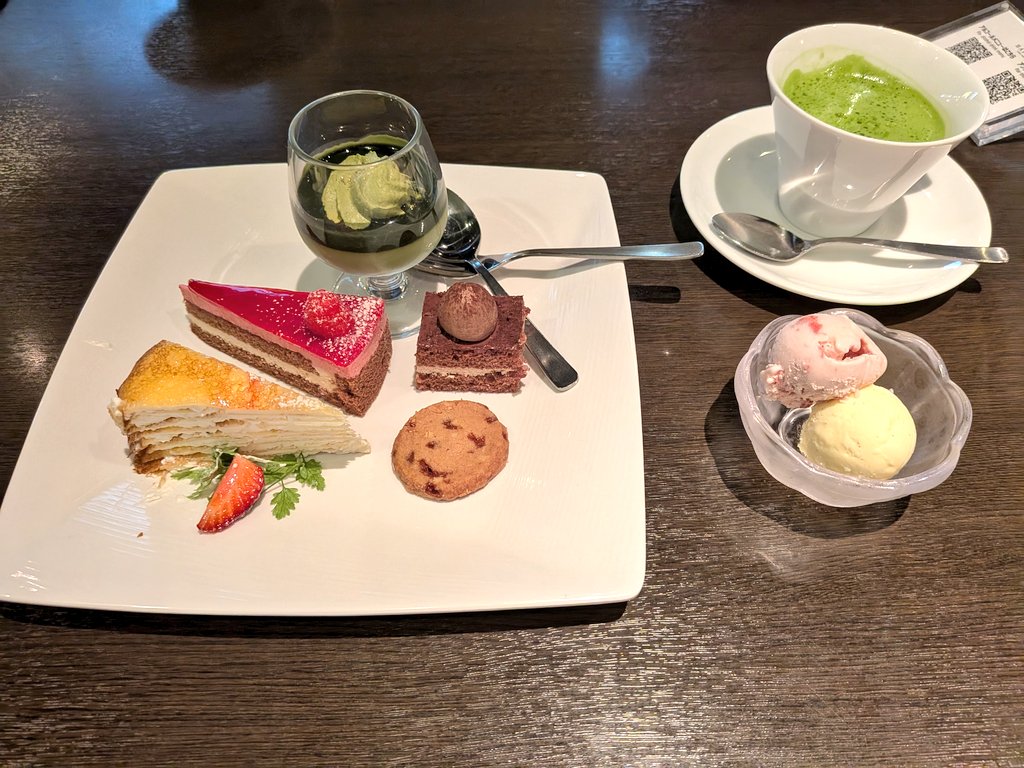 NC29Gojs3TKTuxM's tweet image. 品川プリンスホテル　HAPUNA
ランチブッフェ
写真の他にラーメンやもつ鍋
頂きました✨️お寿司、お肉と
メニューが豊富❗️カレー時間なくて
食べれなかった⤵️
ソファー席でゆっくり頂き
抹茶ラテ、ダージリンティーを
飲み物も種類多いです♥
＃ホテルランチ　＃HAPUNA
＃品川プリンスホテル