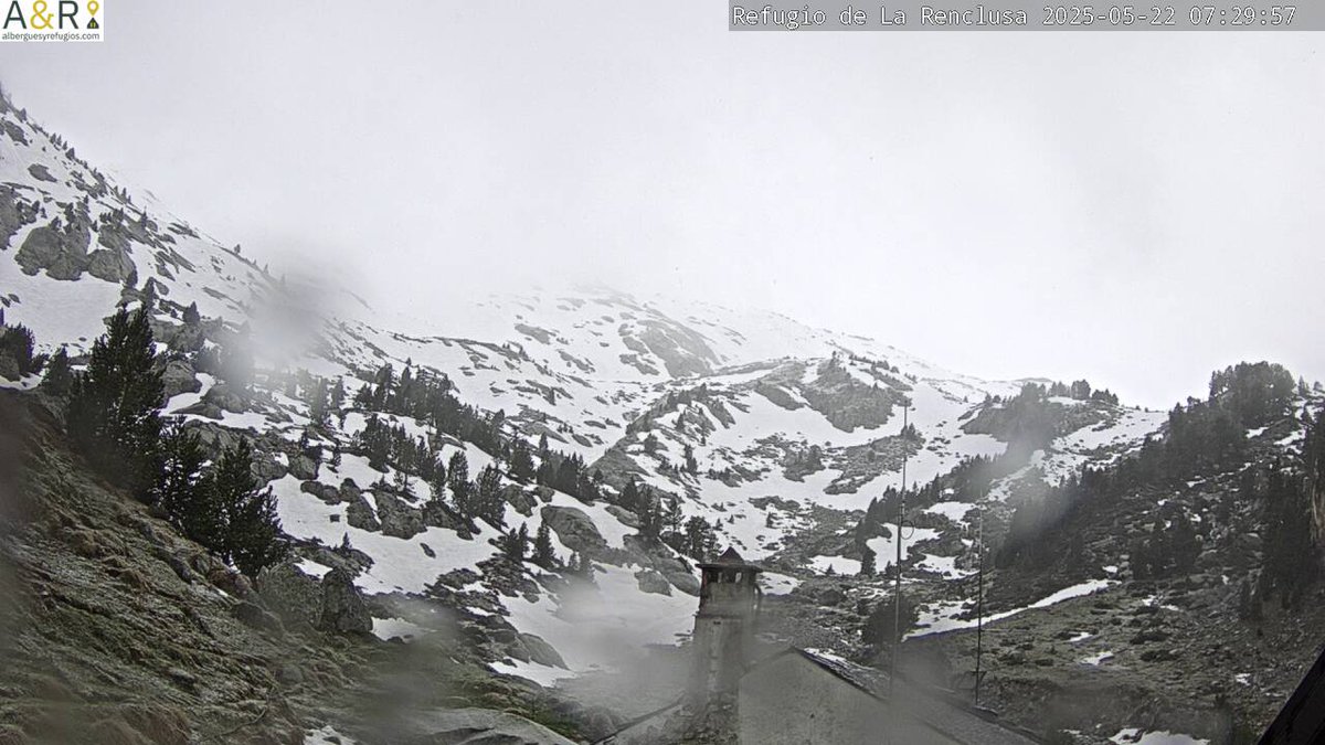 METEOYAYI's tweet photo. ❄️ Este jueves 22 de mayo se están registrando nevadas débiles en el Pirineo!
Nieva ligeramente en #Renclusa https://t.co/7NCjJDxVTk