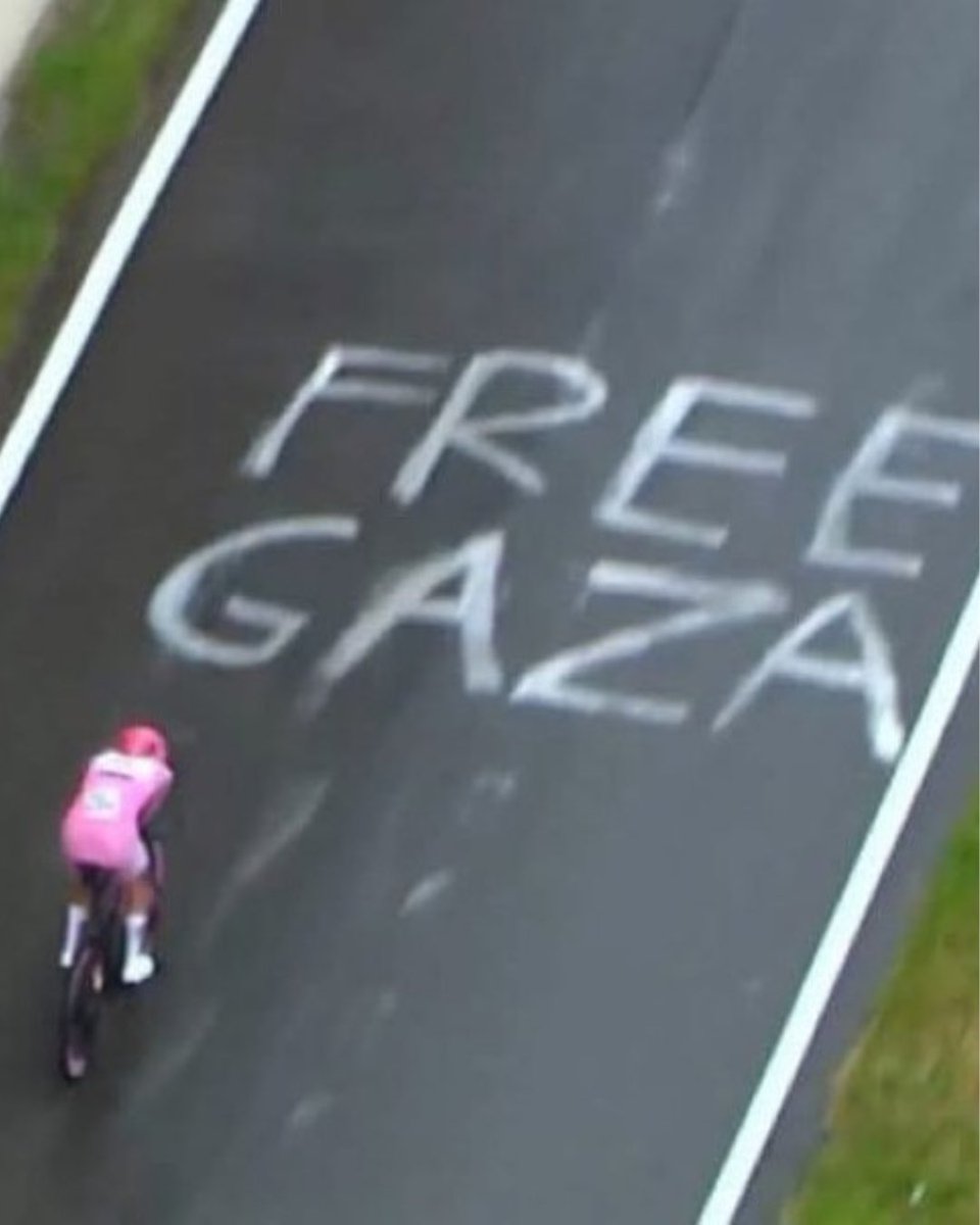 10° tappa del Giro d’Italia, Pisa, Free Gaza.

È questa l’Italia che vogliamo vedere, quella che si schiera, che riconosce l’oppressione subita dal popolo palestinese, che chiede la libertà per i territori occupati e non sta al fianco di chi commette un genocidio.