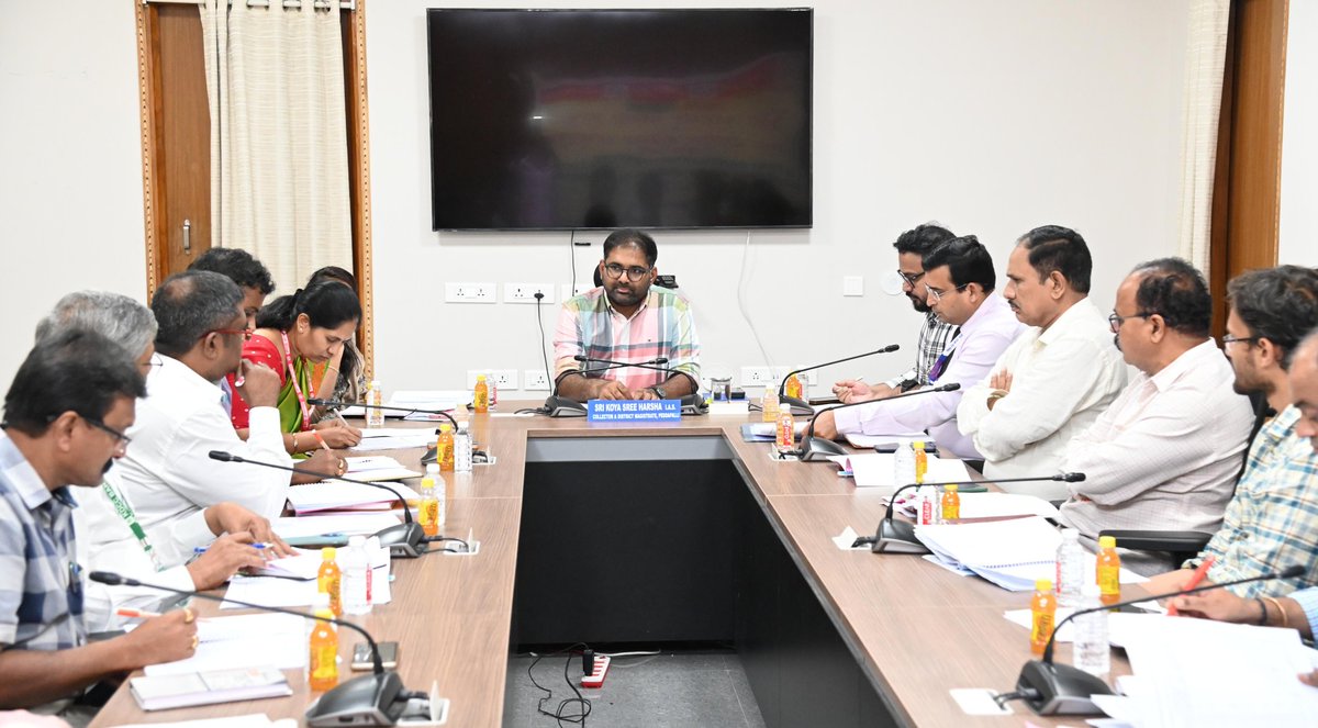 పెద్దపల్లి, మే -22:
-------------------------------------
*ప్రభుత్వ లక్ష్యాల సాధనలో బ్యాంకర్లు తోడ్పాటు అందించాలి.... జిల్లా కలెక్టర్ కోయ శ్రీ హర్ష*

**ప్రాదాన్యత రంగాలలో రుణాల పంపిణీ మరింత పెంచాలి*

**డిజిటల్ గ్రామాల తయారీకి సమగ్ర కార్యాచరణ రూపొందించాలి*

**బ్యాంకర్లతో డీసీసీ