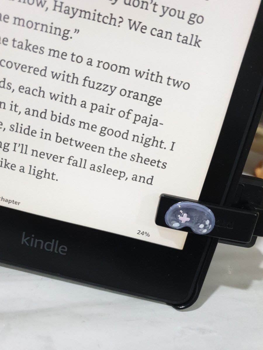 xcute7's tweet photo. makanyaaa kl baca buku wiken ajaa, jangan malem² baru mulai baca. yang ada dilema, jam segini baru 24%. ga dilanjut kok penasaran, kl lanjut mo tidur jam brapaaa 🙃 https://t.co/R3F4lBDMUN