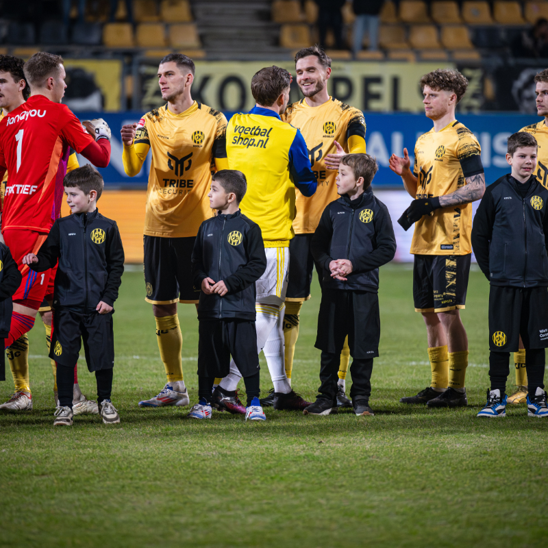 RodaJCKerkrade's tweet photo. Wil jij volgend seizoen ook meelopen in de line-up aan de hand van jouw favoriete speler? 💛🖤

Meld je dan nu aan voor onze Roda JC Kidsclub via ❯❯❯ https://t.co/7SJkRlG5XX