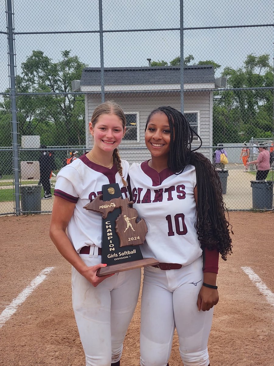 IvyKendle's tweet photo. High School season is ending soon. Last days with one of my favorite teammates. Always, Addison.@KCentral_Sports #uncommitted2026 https://t.co/JxEwwIIpbj