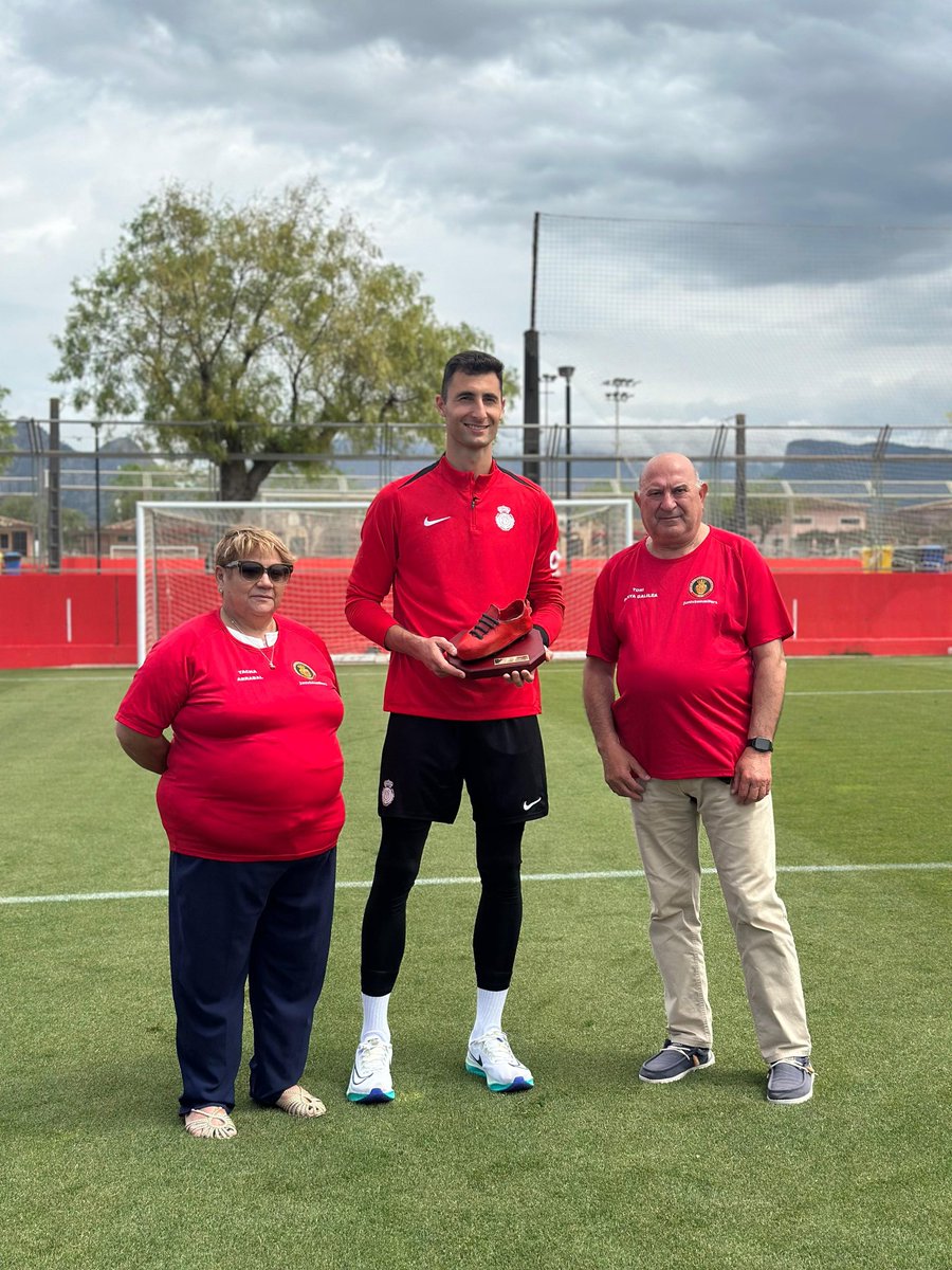 🏆🏆 Dominik Greif ja te el seu trofeu.
Enhorabona  ♥️🖤