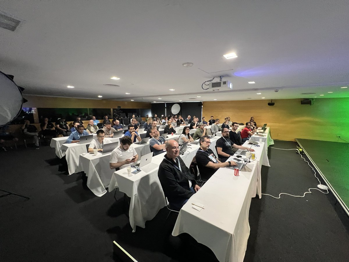 odedia's tweet image. So much fun talking all things #SpringAI @SpringAICentral with @markpollack and @therealdanvega at #springio25 🙌