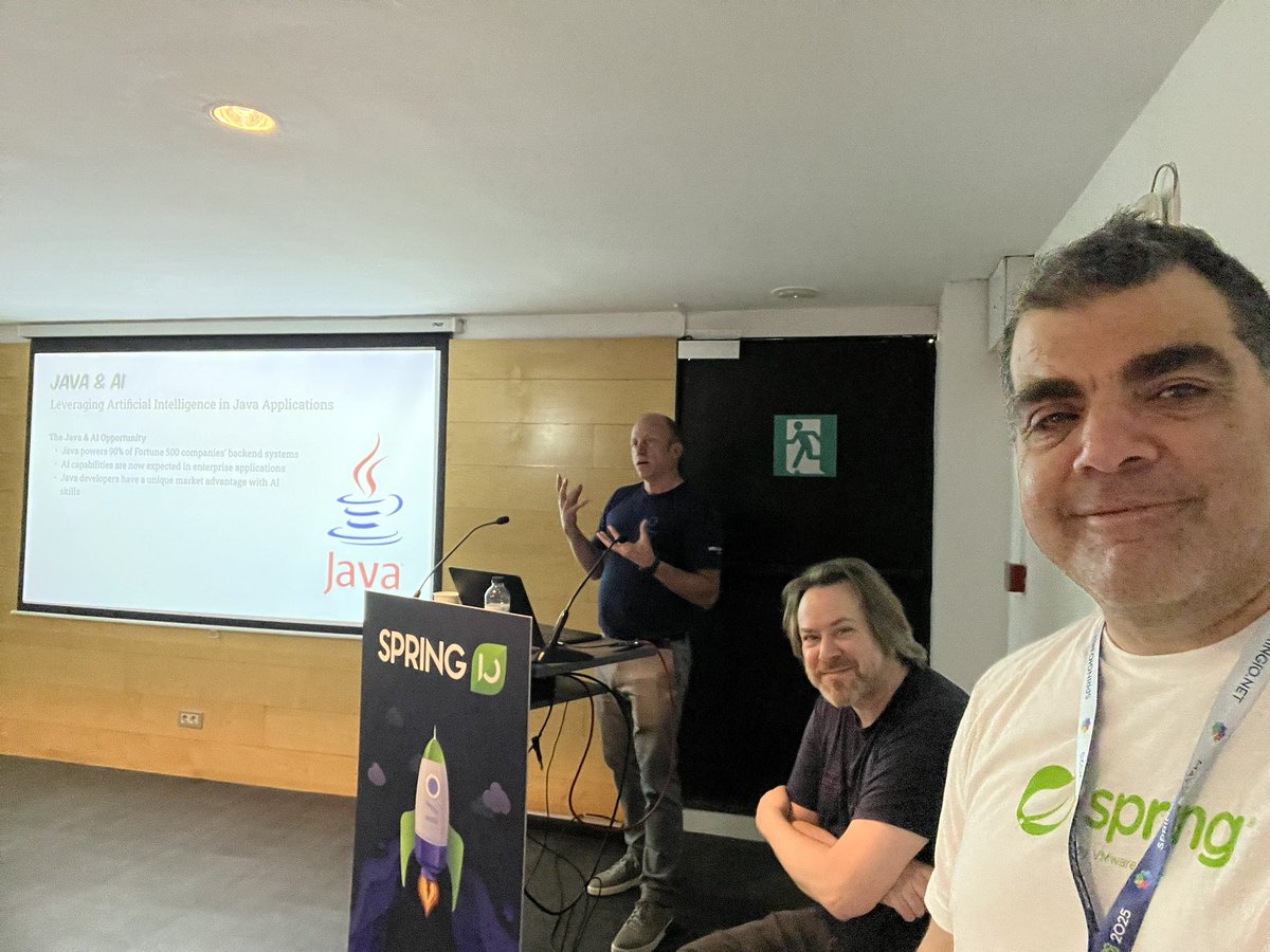 odedia's tweet image. So much fun talking all things #SpringAI @SpringAICentral with @markpollack and @therealdanvega at #springio25 🙌