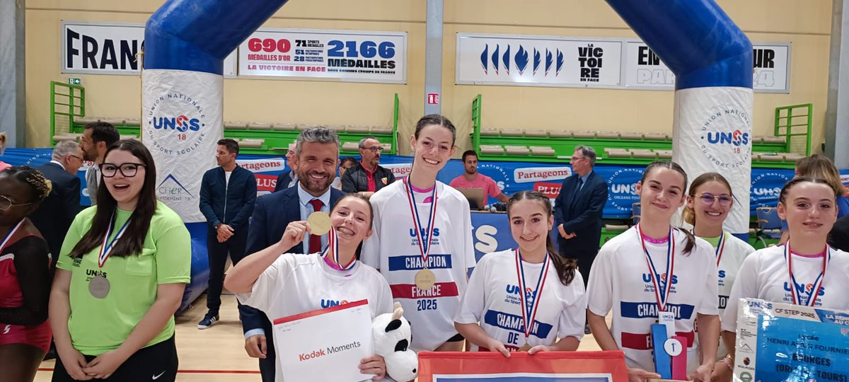 Académie d'Orléans-Tours (@ac_orleanstours) on Twitter photo Cet après-midi à Bourges (18), le recteur <a href="/PhiAgresti/">Jean-Philippe Agresti</a> a remis les médailles aux équipes du championnat de France UNSS de step.
↪️47 équipes présentes, dont 6 de l'<a href="/ac_orleanstours/">Académie d'Orléans-Tours</a> 👏
Un sport fédérateur qui renforce cohésion, engagement et créativité, bravo à toutes et tous ! Cet après-midi à Bourges (18), le recteur <a href="/PhiAgresti/">Jean-Philippe Agresti</a> a remis les médailles aux équipes du championnat de France UNSS de step.
↪️47 équipes présentes, dont 6 de l'<a href="/ac_orleanstours/">Académie d'Orléans-Tours</a> 👏
Un sport fédérateur qui renforce cohésion, engagement et créativité, bravo à toutes et tous !