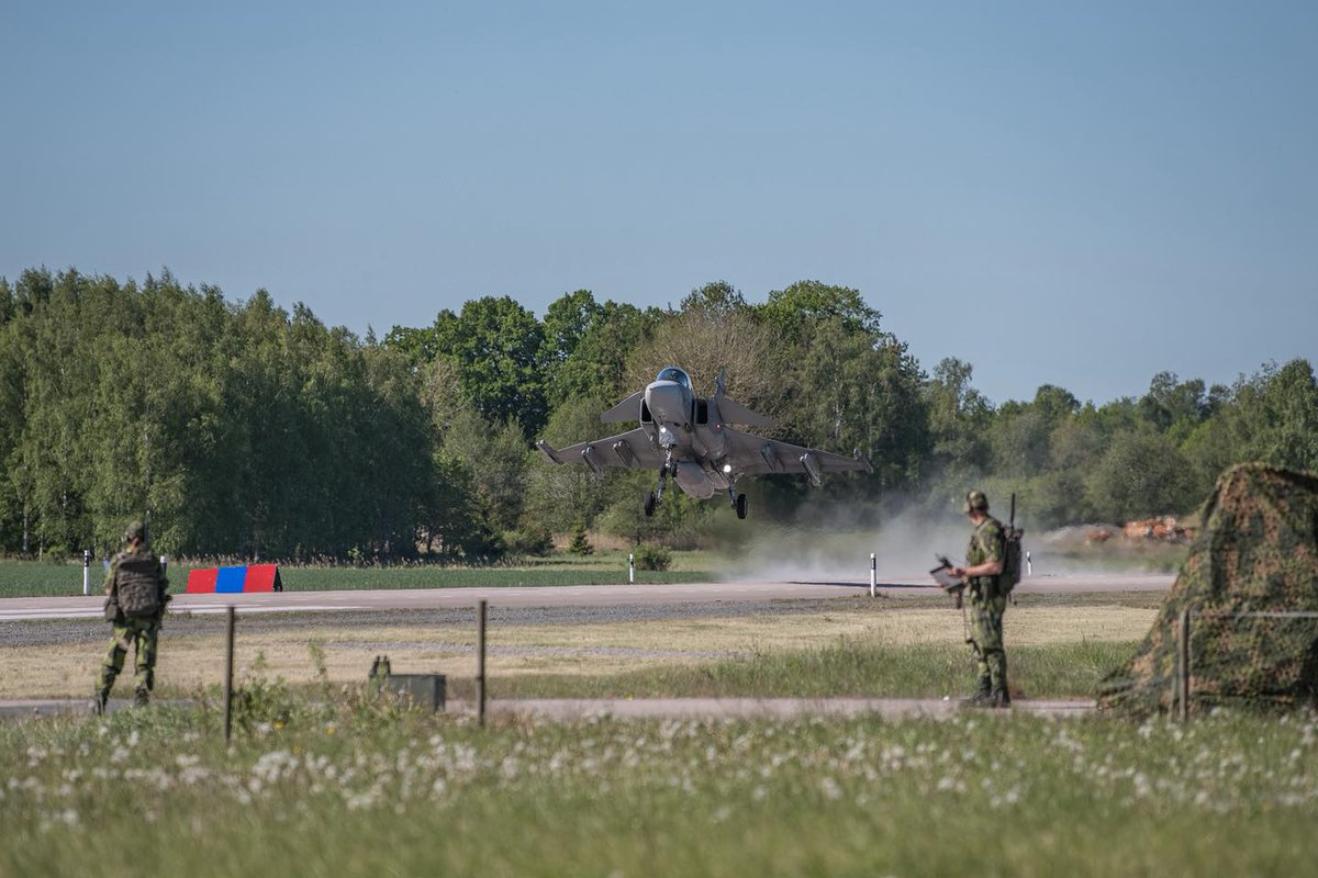GripenNews's tweet photo. Conclusion of 'Basic war exercise' for conscipts at F 7 Wing.
During this exercise, conscipts successfully enabled air operations with Swedish and foreign aircraft from #roadbase.
#NATO #Gripen #C130 Photos: Försvarsmakten / Skaraborgs flygflottilj F 7 https://t.co/vXeiO8V2KL