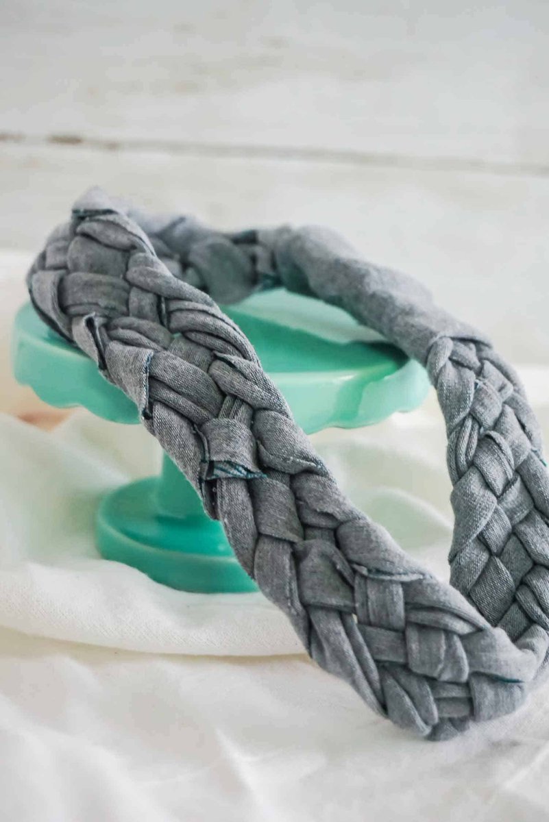 Areyvut's tweet image. Make headbands for cancer patients out of old t-shirts. 
#cancer #designandcreate #headbands