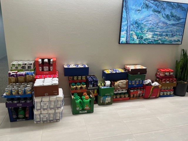 Signature Bank (@signaturebnkchi) on Twitter photo Signature Bank joined National Stamp Out Hunger Day with a company-wide food drive. Thanks to our generous employees, the Signature Shoppers stocked up on essentials and delivered donations to <a href="/AJustHarvest/">A Just Harvest</a> Food Pantry. Proud to support our community! Signature Bank joined National Stamp Out Hunger Day with a company-wide food drive. Thanks to our generous employees, the Signature Shoppers stocked up on essentials and delivered donations to <a href="/AJustHarvest/">A Just Harvest</a> Food Pantry. Proud to support our community!