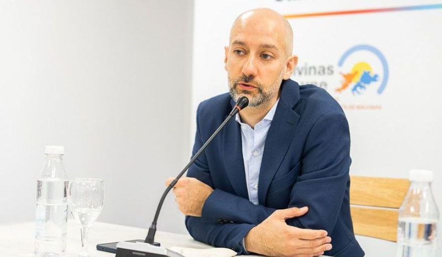universihoy's tweet photo. 🔹Mariano #Hermida es el nuevo rector de la #UNTDF
📚📊Fue elegido por la Asamblea Universitaria por amplia mayoría. Asumirá formalmente la conducción del Rectorado el próximo 26 de mayo para el periodo 2025-2029.
https://t.co/Rzqy1YHp5Q https://t.co/WraQKc32h0