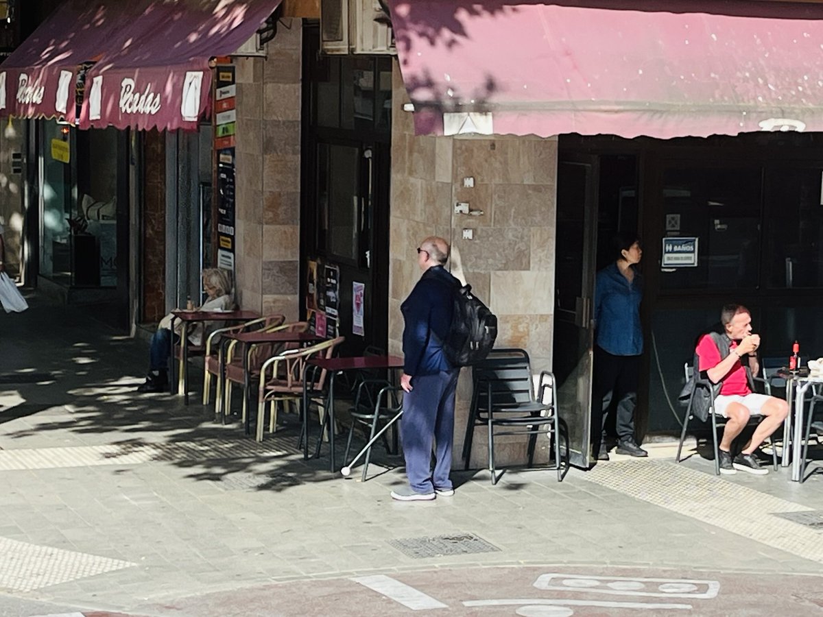 Terrazas pegadas a las fachadas y sobre las líneas podotactiles dificultan la circulación de personas invidentes o con problemas de movilidad. La ley de accessibilidad universal proteje este derecho de todos y está para cumplirla. ⁦<a href="/ajuntpalma/">Ajuntament de Palma</a>⁩ ⁦<a href="/VianantsMca/">Vianants Mallorca</a>⁩ ⁦⁩