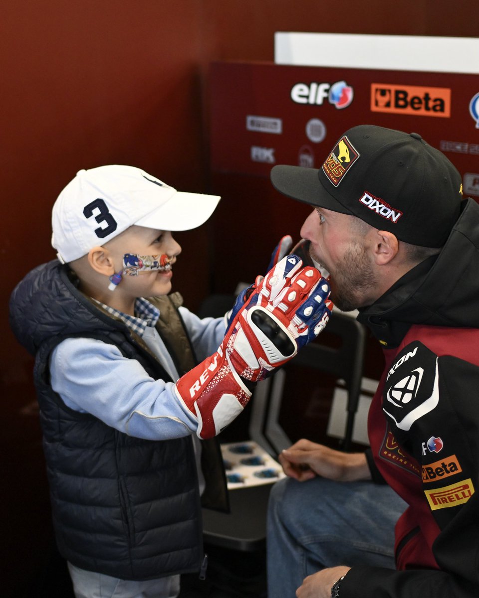 MotoGP's tweet image. Carrying Luca Guintoli, a brave young warrior, on the helmet and raising funds with Young Lives vs Cancer this weekend ❤️

#BritishGP 🇬🇧