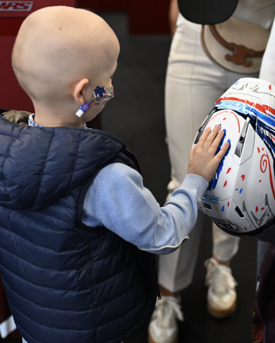 Carrying Luca Guintoli, a brave young warrior, on the helmet and raising funds with Young Lives vs Cancer this weekend ❤️

#BritishGP 🇬🇧