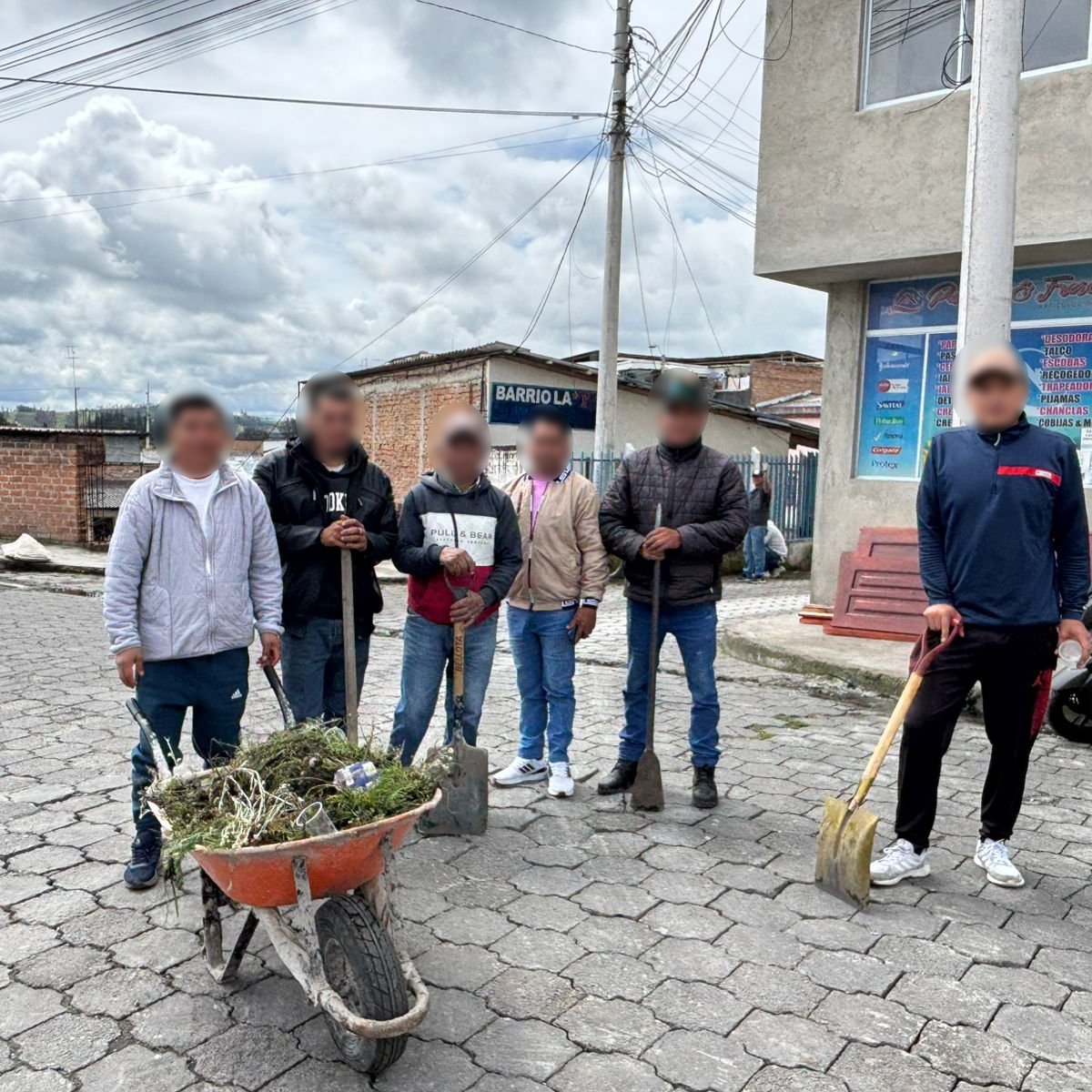 SNAI_Ec's tweet photo. Comprometidos en demostrar su interés por vincularse positivamente a la sociedad, las personas con beneficios penitenciarios del #CPLCarchi N.°1 realizan trabajos de pintura y limpieza de casas barriales. En esos espacios adecuados además recibirán talleres para su🤝#Reinserción. https://t.co/7BozrSq4cr