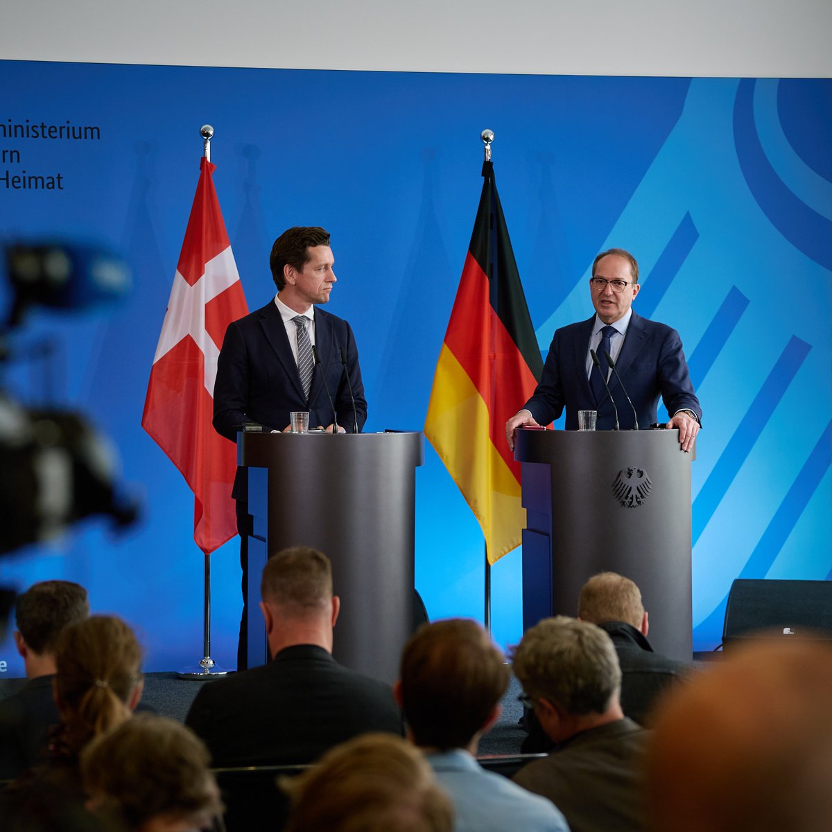 🇩🇪🇩🇰 Hey og velkommen!
Enger 🇩🇪-🇩🇰 Austausch zum besseren Schutz gegen illegale Migration. Innenminister Alexander #Dobrindt begrüßte heute den dänischen Minister für Immigration und Integration, Kaare Dybvad Bek, in Berlin. <a href="/KaareDybvad/">Kaare Dybvad</a> <a href="/UIMinisteriet/">Udlændinge- og Integrationsministeriet</a> #Migration
