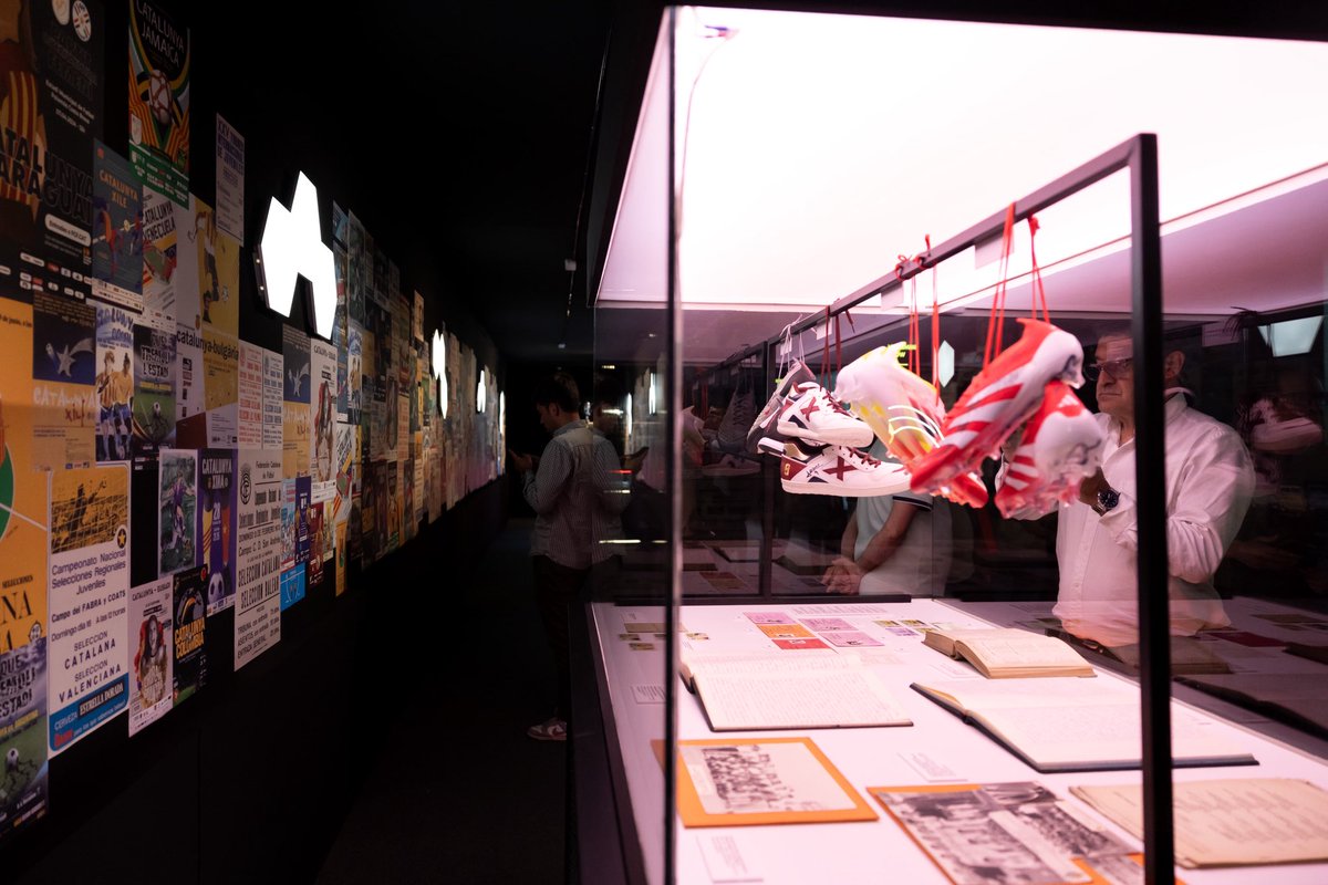 Hoy inauguramos en la @fcf_cat y con <a href="/idealbarcelona/">idealbarcelona</a> la exposición inmersiva Pioners que repasa los 125 años de historia de futbol en Catalunya. Y con una pregunta en el aire: y si los catalanes inventamos el futbol?

#futbol #comunicacion #exposición