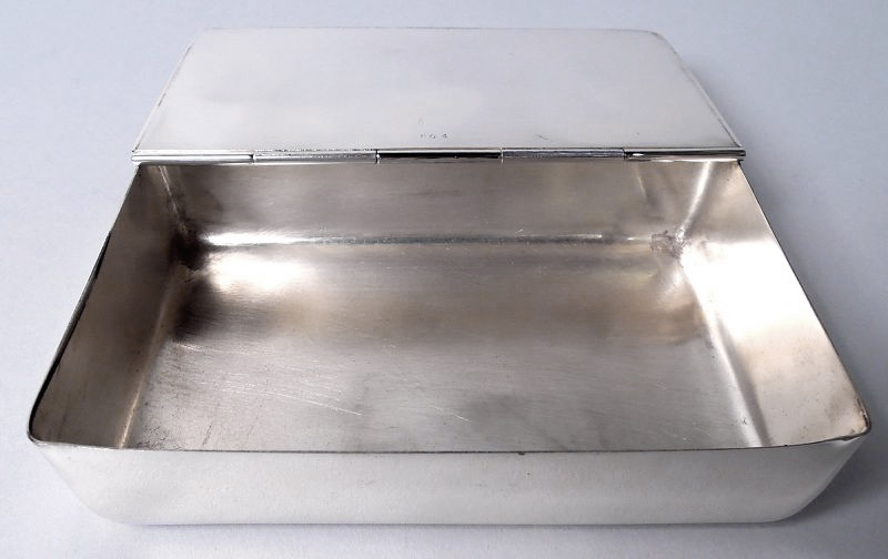 Edwardian Regency sterling silver box by Reed &amp; Barton in Taunton, Mass., ca 1920. Rectangular with straight sides and curved corners. Cover flat and hinged; on top engraved laurel wreath with ribbon (vacant). Fully marked. Item#CB662

nelsonandnelsonantiques.com/items/1504155/…
