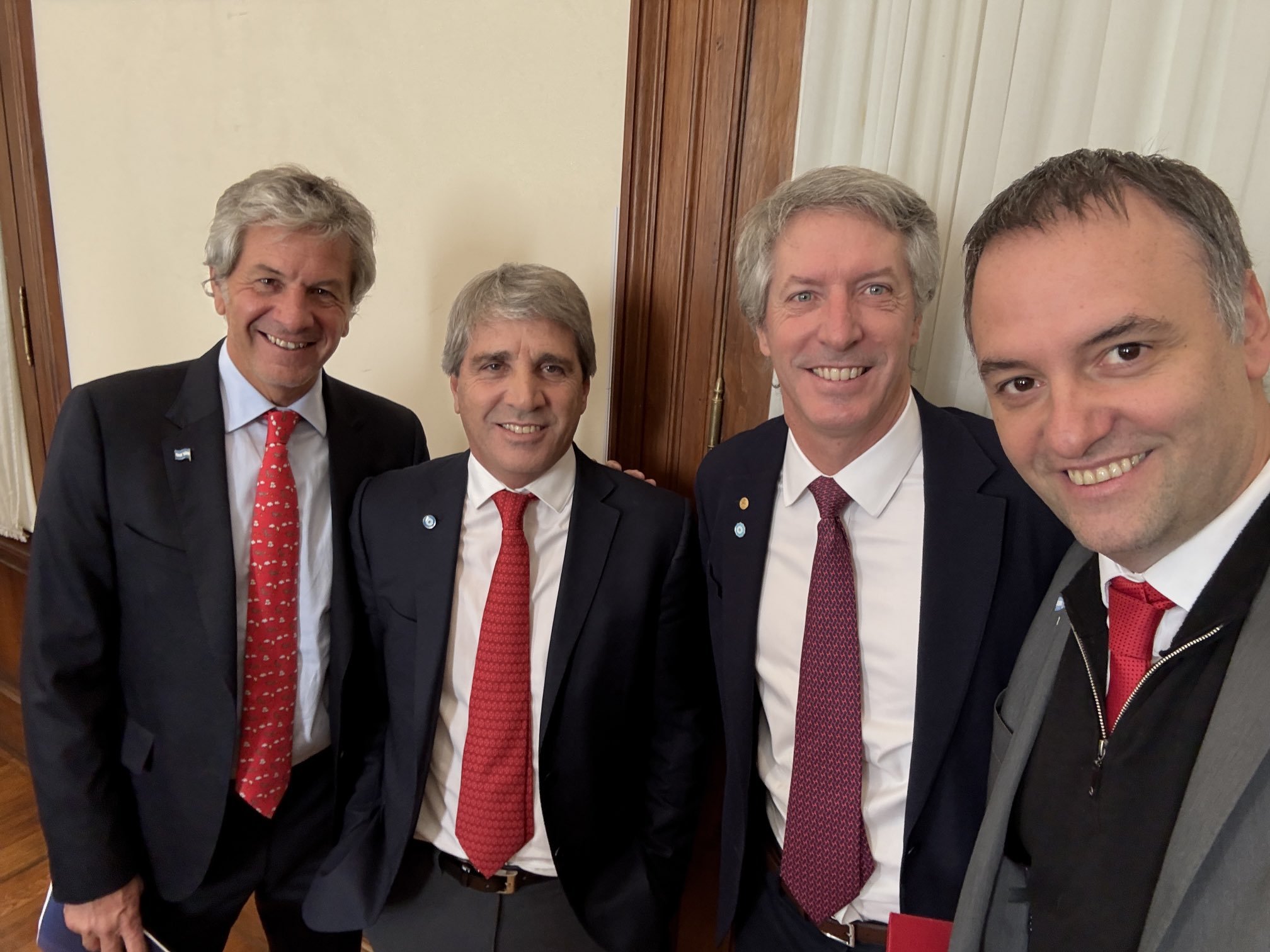Corta on X: "Manuel Adorni junto a Santiago Bausili, Luis Caputo y Juan Pazo,  titular de ARCA, antes de la conferencia de prensa.  https://t.co/jzdOnK8jFc" / X