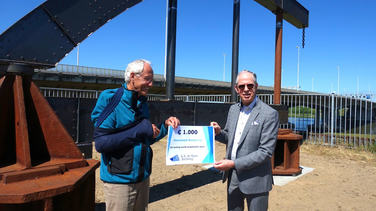 LandvBrederode's tweet photo. De Stichting A.A. de Haan heeft, bij monde van voorzitter Kees de Bruin (oud-wethouder van Nieuwegein),  de Stichting Jan Blanken Vianen een cheque van € 1000 overhandigd voor het monument Boogbrug. https://t.co/pII12N4xdV