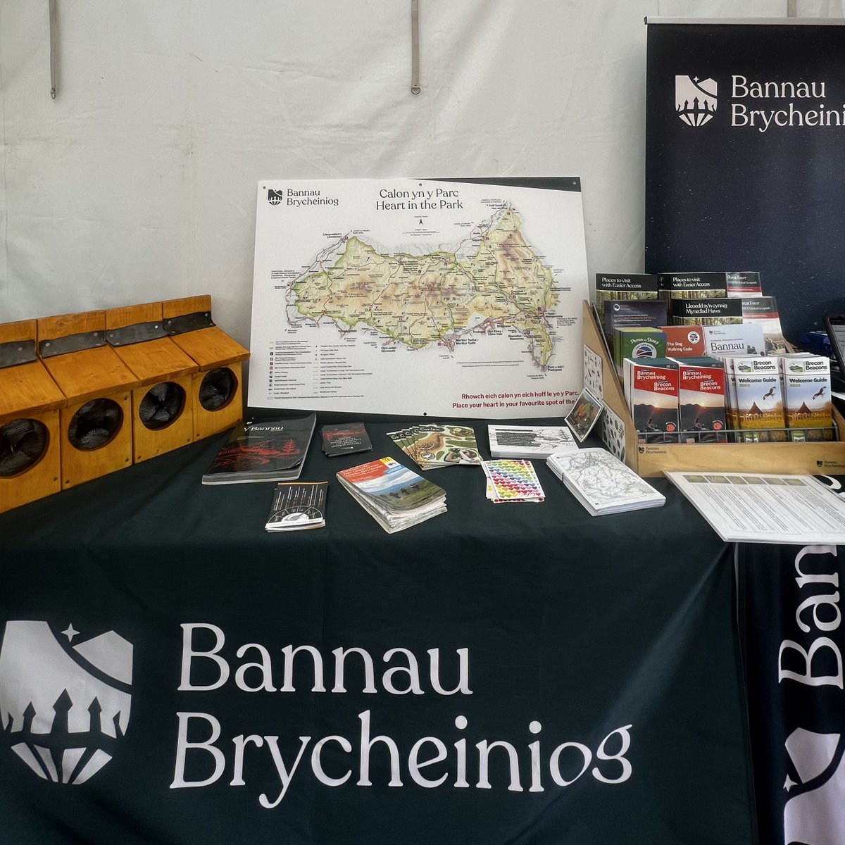 Parc Cenedlaethol Bannau Brycheiniog (@croesobannaub) on Twitter photo 📖 Rydyn ni yng Ngŵyl y Gelli 📖
Dewch i ddweud helo a darganfod tirweddau, bywyd gwyllt, treftadaeth a straeon godidog Parc Cenedlaethol Bannau Brycheiniog 🏞️🌿👋 📖 Rydyn ni yng Ngŵyl y Gelli 📖
Dewch i ddweud helo a darganfod tirweddau, bywyd gwyllt, treftadaeth a straeon godidog Parc Cenedlaethol Bannau Brycheiniog 🏞️🌿👋