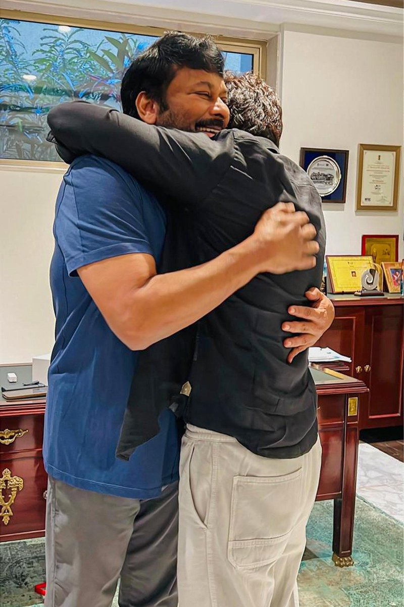 dirbobby's tweet image. A beautiful MEGA surprise from the Boss himself 🤩

Thank you dearest Megastar @KChiruTweets garu for this priceless gift 💝

Your love, encouragement, and blessings mean the world to me annaya 🙏 I’ll cherish this moment forever 🤗