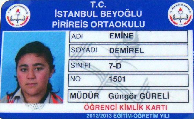 Unutma, unutturma / 02.10.2013
Emine Demirel..
13 yaşında, Piri Reis İlköğretim Okulu 8. sınıf öğrencisi..
İstanbul Beyoğlu'nda bir konfeksiyon atölyesinde çalışırken dışarıda (250 mt) açılan rastgele ateşin (çete kurşunu) isabet etmesi sonucu hayatını kaybetti..
8 kardeştiler..