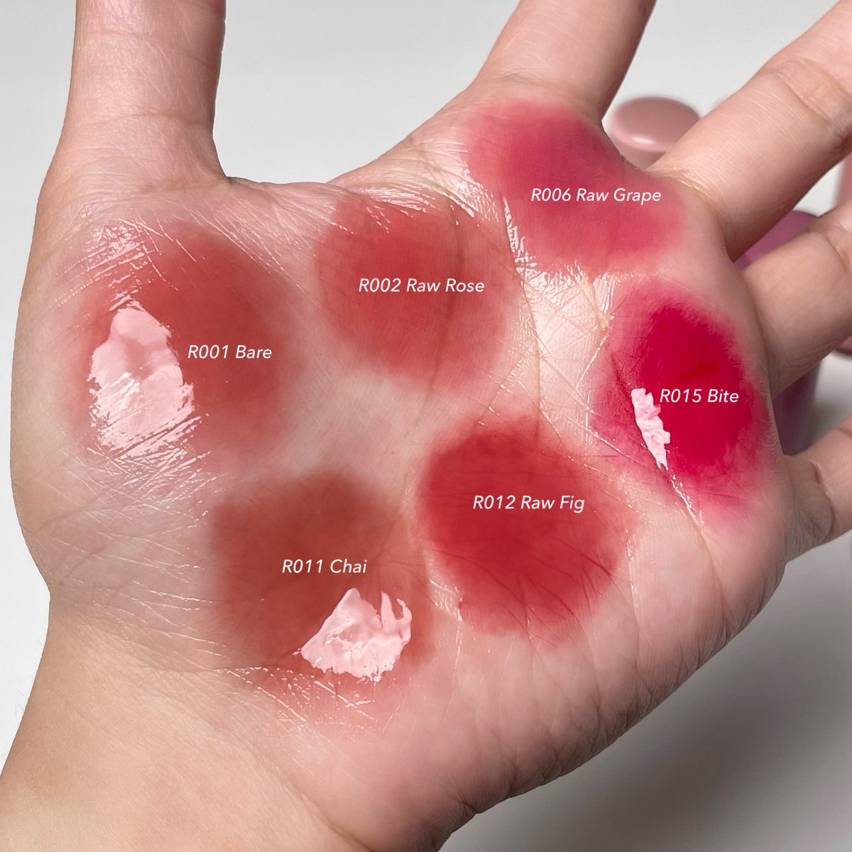 jjdoesitwork's tweet photo. ชอบ hince raw glow gel tint มากกกกก เป็นทินต์เจลที่ฉ่ำ สีนัวจังหวะความละมุนที่กำลังดีอ่ะ แล้วพิกเม้นสีชัด ติดทน ทิ้งสเตนเว่อร์ ปากแห้งทาแล้วรอดหมด ทาบางๆได้ลุค สีโปร่งธรรมชาติ แบบถ้าเลือกสี mlbb คือจับไม่ได้เลยว่าทาปากมาอ่ะ  แนะนำสี 001 bare คือเหมือนเกิดมาแล้วปากมีนี้เลย สวยจัด https://t.co/Yfs3IwIYUj