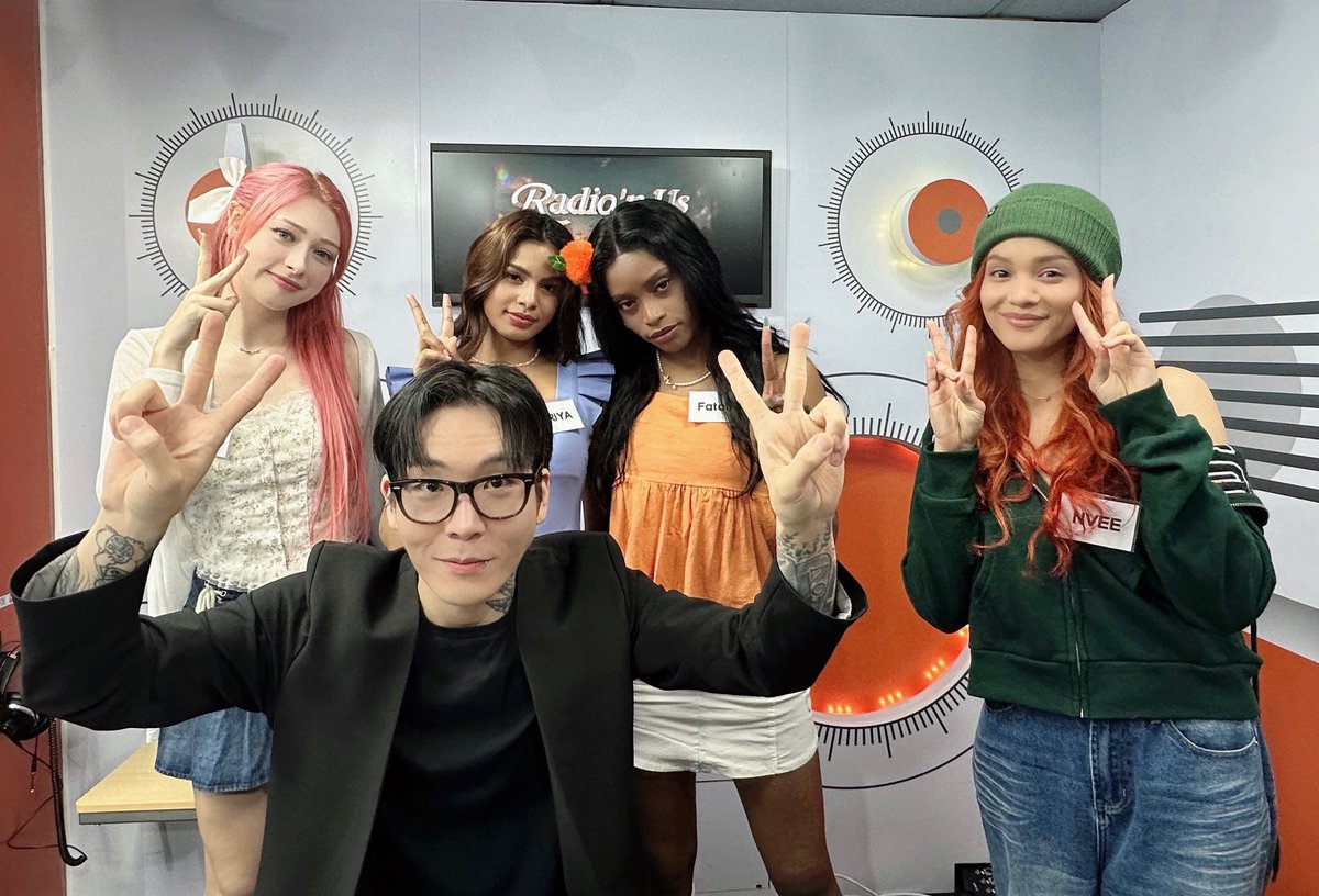 rnus_arirang's tweet photo. #RNUS
[meet you UP🍀]

여름을 집어삼킨 퀸들의 등장!!👑💥
섹시핫걸이 되어 돌아온 블랙스완 완전체!!
또 한 번 반해버렸잖아요!!💖

보법이 다른 컨셉과 음악으로 
이번에도 한 수 위의 압도하는 카리스마를 보여준 블랙스완!! 
무대는 과연 얼마나 멋있을지!!🔥
이 여름을 부탁해!!✨🌊🌴🏄 https://t.co/v3LzNASOfv