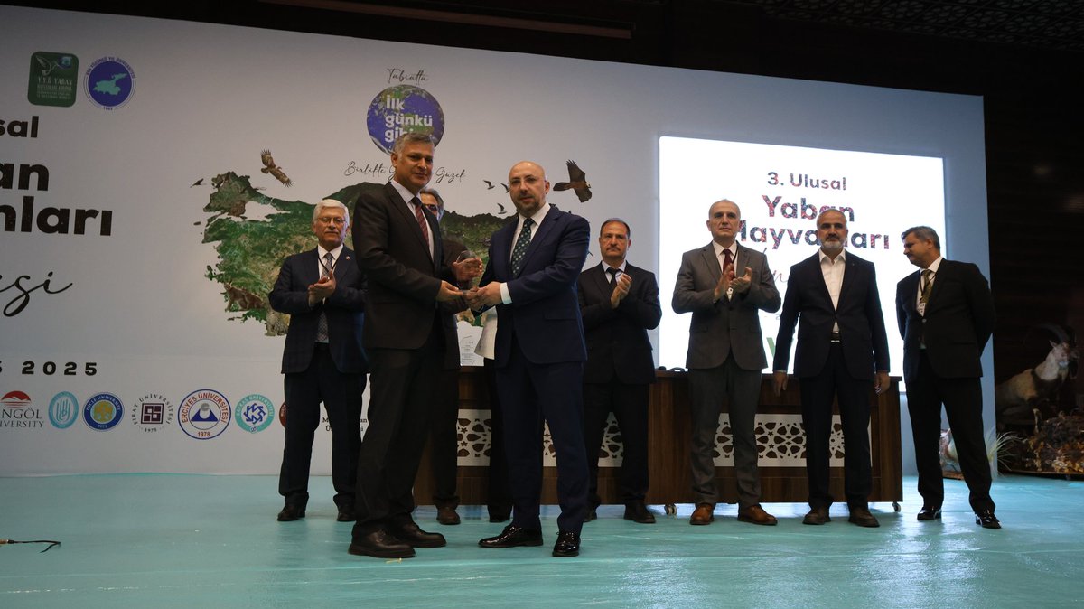 Van ilimizde “Doğaya ilk günkü gibi” sloganıyla 🌿 3. Ulusal Yaban Hayvanları Kongresi’ni başlattık!

🎓 17 üniversiteden akademisyenlerle birlikte Türkiye’nin yaban hayatını, 🐾 nesli tehlike altındaki türleri, 🧬 genetik çeşitliliği, 🏥 rehabilitasyon süreçlerini ve 🌱
