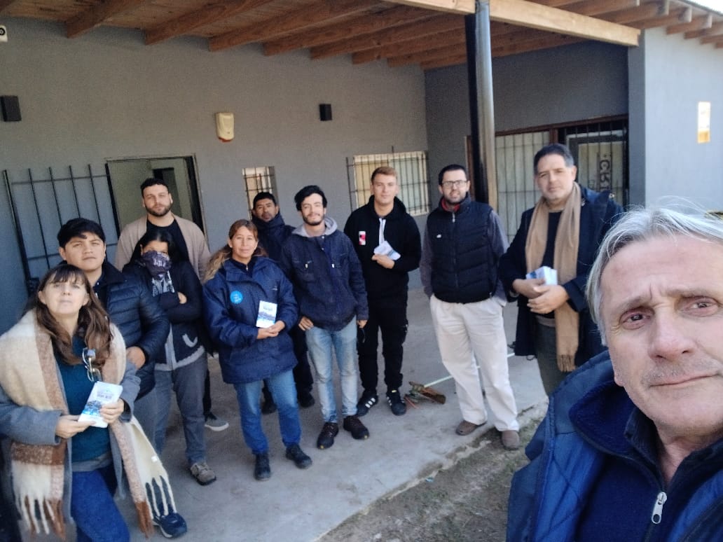 agusdelsolar's tweet photo. En los Paraísos con @JuanCoronelZ6 salimos a invitar a los vecinos al tradicional desfile cívico militar del 25 de mayo. #SanMiguel #VivaLaPatria https://t.co/d3YHeb8Kpg