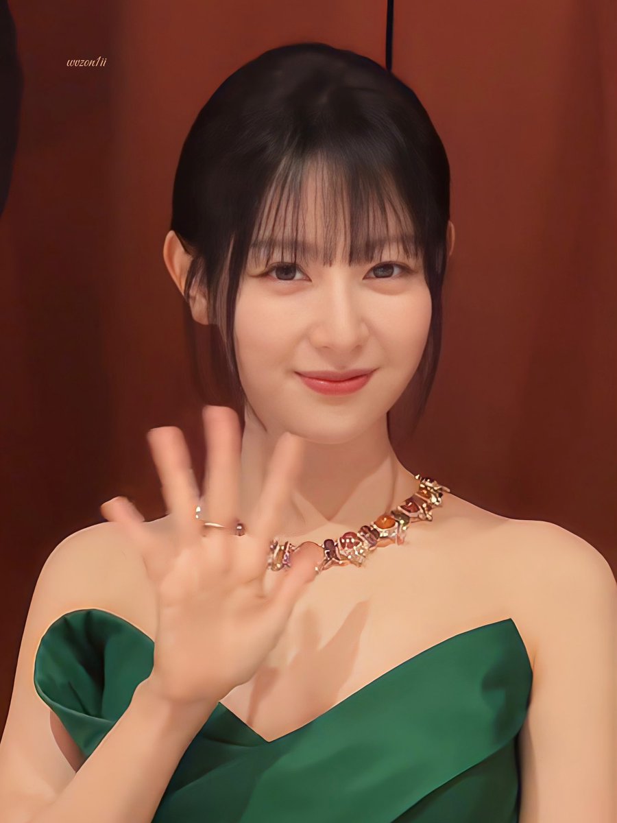 공주 님~~👑
#김지원 
#KIMJIWON
#BvlgariPolychroma