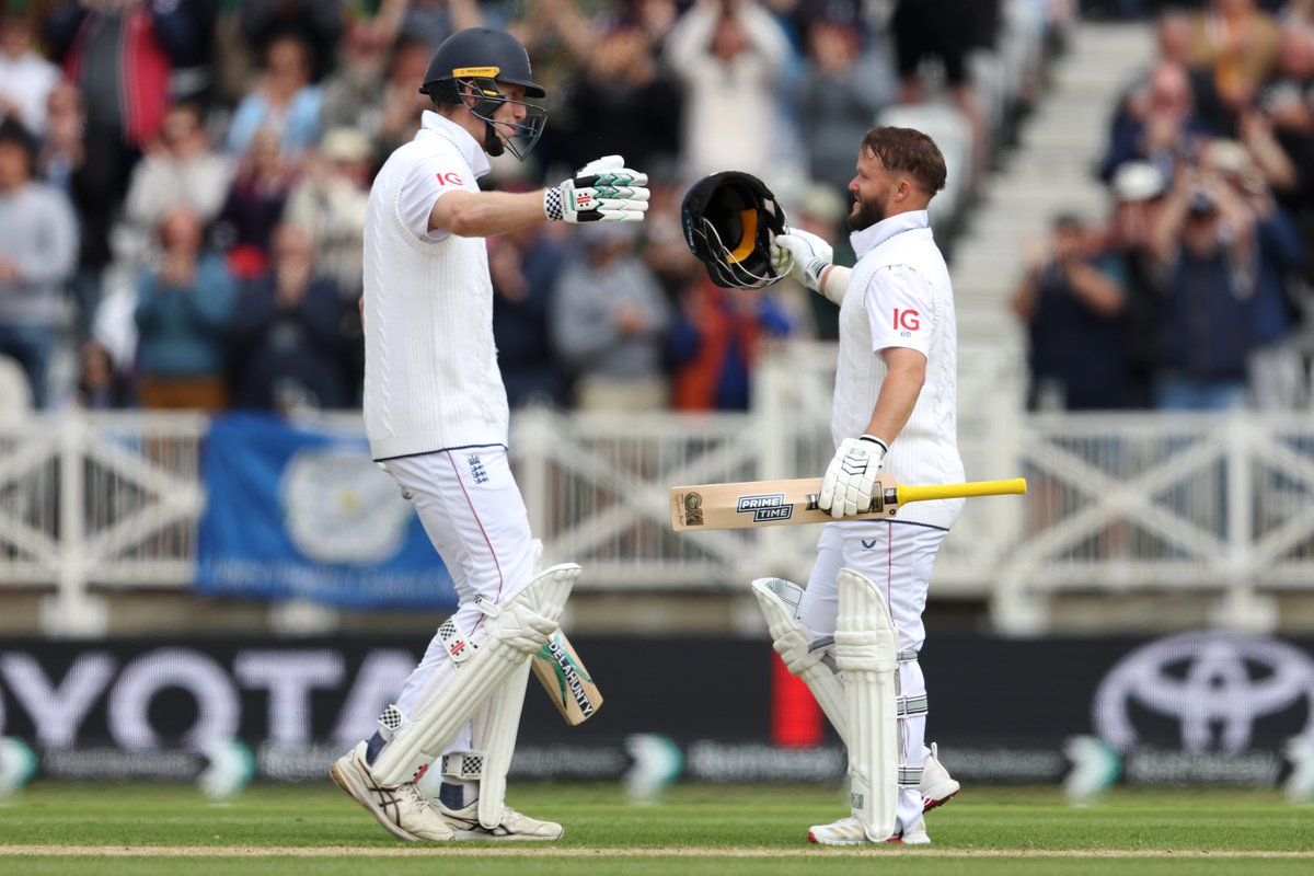 We've reached Tea on Day 1 ☕

With Zak Crawley on 93* (139) and Ollie Pope on 49* (46).

🏴󠁧󠁢󠁥󠁮󠁧󠁿 2⃣9⃣5⃣-1⃣
