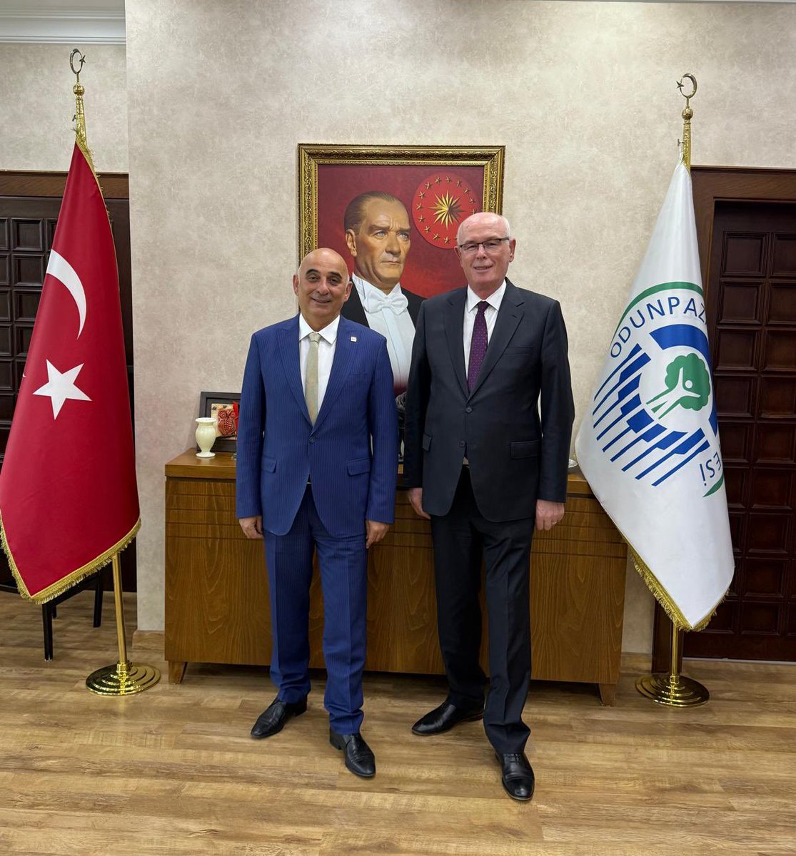 CHPKAZIMKURT's tweet photo. CHP Odunpazarı İlçe Başkanımız Sayın Rahmi Çınar’la bir araya geldik, parti çalışmaları ve gündemle ilgili görüş alışverişinde bulunduk. Sayın Başkan’a ziyareti için teşekkür ediyorum. @chprahmicinar https://t.co/KQF1x7ijTo