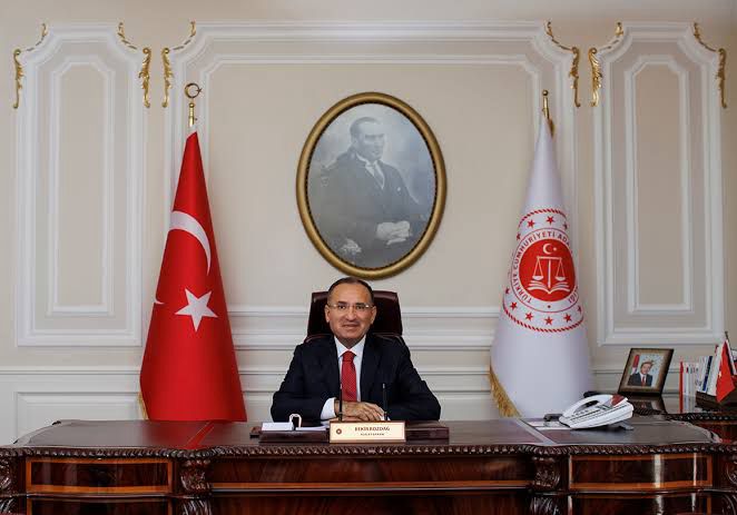 TBMM meclisi Başkan vekilimiz sn <a href="/bybekirbozdag/">Bekir  Bozdağ</a> beyefendiyi makamında ziyaret ettik nazik kabulleri ve esnaflarımıza verdiği desteklerden dolayı kıymetli Bakanımıza teşekkür ederim.🇹🇷🇹🇷🇹🇷

<a href="/RTErdogan/">Recep Tayyip Erdoğan</a> <a href="/NumanKurtulmus/">Numan Kurtulmuş</a> <a href="/AliYerlikaya/">Ali Yerlikaya</a> <a href="/hasansildak/">Hasan ŞILDAK</a>