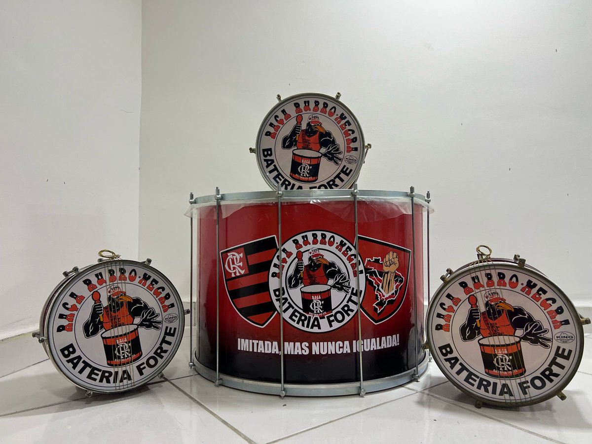 rrngeracao90's tweet image. Raça Rubro-Negra segue firme na preparação para o grande retorno às arquibancadas. Bandeiras históricas estão sendo refeitas, enquanto a bateria passa por um processo de reestruturação para voltar ainda mais forte. 🔴🥁⚫

#Flamengo  📸 @ArquibancadaRa3